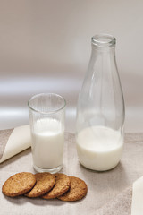 bicchiere latte con biscotti e bottiglia latte dall'alto