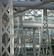 Estructura de amasijo de hierro en blanco con tubos y pirámides