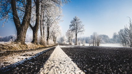 zimowy krajobraz z drogą