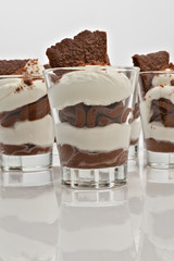 bicchieri con panna al cioccolato e panna con biscotto al cioccolato primo piano.jpg