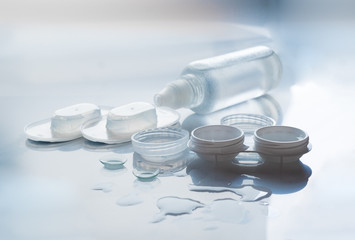 Contact lenses set with pair of contact lenses and container