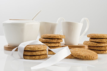Fototapeta na wymiar biscotti ai cereali con tazze