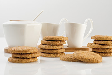 biscotti ai cereali con tazze