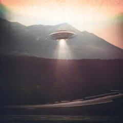 Photo sur Aluminium UFO Objet volant non identifié OVNI. Photo de style ancien avec un bruit ISO élevé et de la saleté avec des rayures au fil du temps.