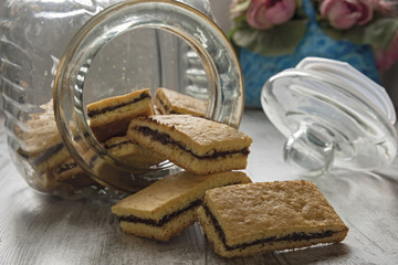 biscotti farciti al cioccolato fondente dentro e fuori vaso