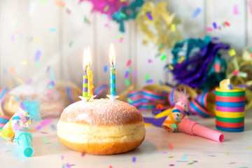 Berliner Ballen mit Kerzen vor Luftschlangen, Konfetti und Girlanden-Kindergeburtstag, Fasching,...