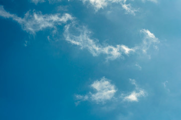 Fototapeta na wymiar Blauer Himmel mit Wolken