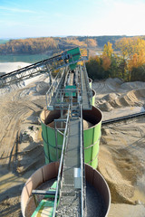 Förderbänder und Silos eines Kieswerkes - Abbau von Sand im Tagebau und Aufbewahrung