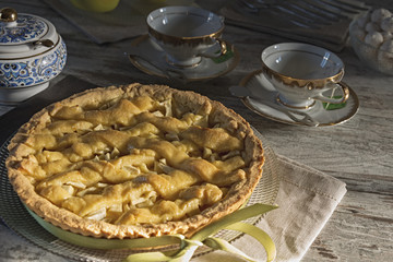 Crostata di mele con tazze per il tè da sopra