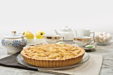 Crostata di mele con tazze per il tè e latte orizzontale