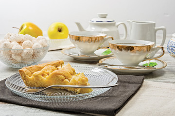 Crostata di mele fetta con tazze per il tè e latte orizzontale