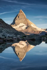 Foto op Plexiglas Matterhorn Matterhorn en reflectie op het wateroppervlak tijdens zonsopgang. Prachtig natuurlijk landschap in Zwitserland. Matterhorn, Zermatt, Zwitserland-Image