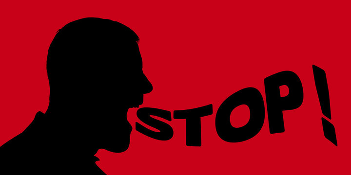 Concept de l’opposition totale, avec le profil d’un homme en colère qui crie le mot stop !