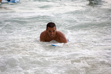 Mann beim Surfen auf Hawaii