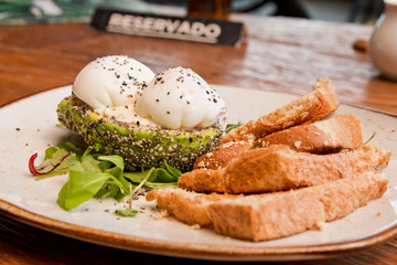 Gesundes Frühstück mit Avocado Toast in einem Cafe in Medellin, Kolumbien