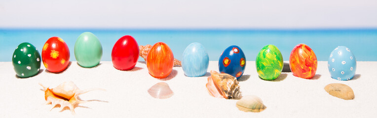 Easter on tropical beach, header background. Banner of eggs on the white sand. Vacation and travel concept in spring © puckillustrations