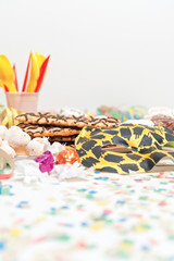 Fototapeta premium frittelle di carnevale con mascherina e coriandoli dal basso verticale