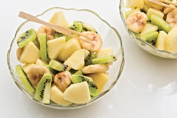 macedonia di frutta in ciotola di vetro dall'alto primo piano