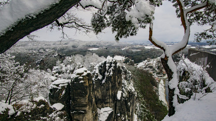 Blick von der Bastei Brücke in der Elbsandsteingebirge auf Elbe Fluss