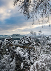 Blick auf den Berg und  Bastei Brücke in Elbsandsteingebirge im Winter, Nationalpark der...