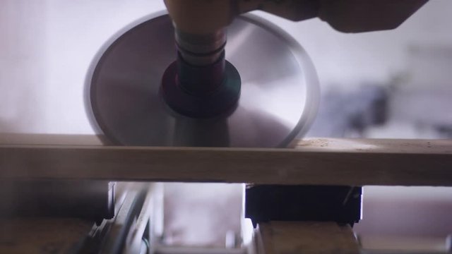 CNC circular saw cuts off a workpiece at an angle - CNC Kreiss&auml;ge scheidet ein Werkst&uuml;ck schr&auml;g ab 4K ProRes Footage