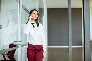 Businesswoman talking on the mobile phone