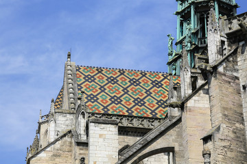 Fototapeta na wymiar Dijon: Kathedrale Saint-Bénigne mit berühmten Dachziegel Mosaiken aus Keramik