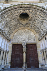 Obraz premium Dijon: Eingangsportal mit Statue und Engelskulpturen im Tympanon der Renaissance Kirche Saint-Michel