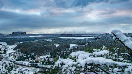  Berge mit Wald am Fluss im Winter von der Bastei Br&uuml;cke in Elbsandsteingebirge, Nationalpark der s&auml;chsische schweiz, Deutschland