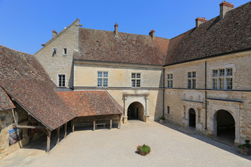 Weinbaugebiet Burgund: Blick in den Innenhof des berühmten Schlosses Clos de Vougeot