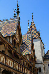 Beaune: Mit kunstvollen Ziegeln gedeckte D&auml;cher und T&uuml;rme des Museums H&ocirc;tel Dieu
