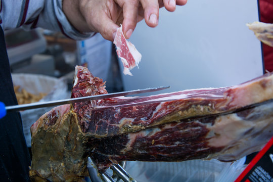 Persona cortando jam&oacute;n. El arte de cortar jam&oacute;n ib&eacute;rico