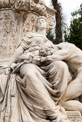 Fototapeta na wymiar Escultura de mujer soberbia mirando a hombre derrotado, Parque Vila Borghese, Roma, Italia