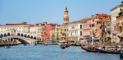 Fototapeta na wymiar Italy beauty, gondolas near to Rialto bridge on Grand canal in Venice, Venezia