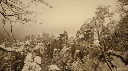 Landschaft in der Nacht und Nebel von der Bastei Brücke in Elbsandsteingebirge, Nationalpark der...