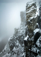 Felsen wand und Fluss Elbe in Nebel an der Bastei Brücke, Nationalpark der sächsische schweiz in...