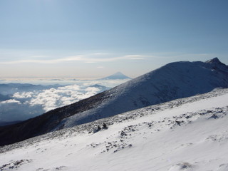 Fototapeta na wymiar 初冬の八ヶ岳 ～ 硫黄岳より富士山を望む
