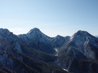 Fototapeta na wymiar 初冬の八ヶ岳 ～ 赤岩の頭より赤岳、阿弥陀岳を望む