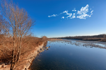 Sul corso del fiume in autunno