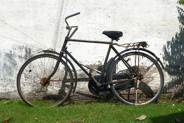 Fototapeta na wymiar Vintage bicycle park near white wall background