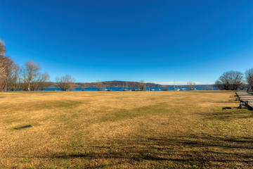 Il parco accanto al lago con i colori dell'autunno