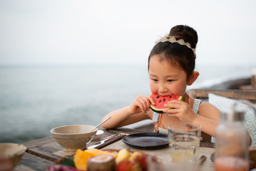 スイカを食べる女の子