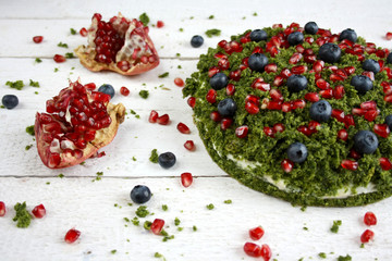 Ciasto "zielony mech" ze szpinakiem ozdobione pestkami granatu i jagodami © Monika