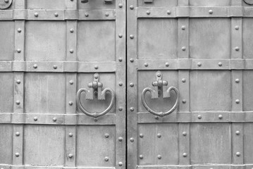 Fototapeta premium the metal handle of the ancient door