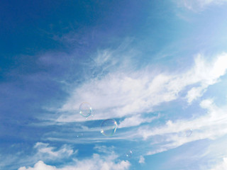 Fototapeta na wymiar Seifenblasen am Himmel an der Ostseküste
