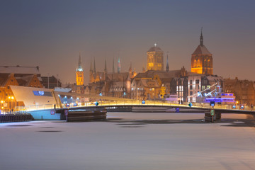 Obraz premium Old town of Gdansk over Motlawa river at snowy winter, Poland