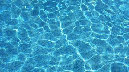Fototapeta na wymiar Ripples on the surface of the water in the pool.