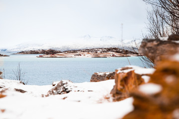 Winterlandschaft mit Meer, Insel und Berge in Norwegen
