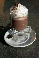 Glas heisse Schokolade mit Sahne