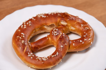 Frische Brezel auf Teller